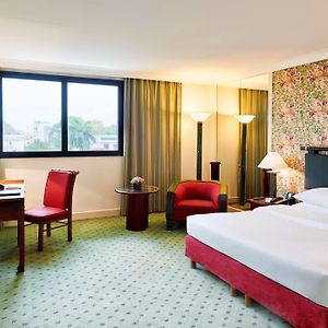 Hilton Deluxe King or Double