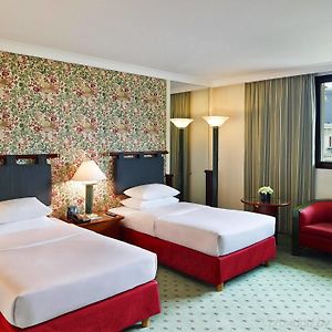 Hilton Deluxe Twin Room